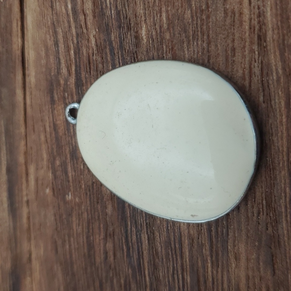 Cream white enamel‎ vintage simplistic pendant